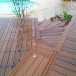 Escalier et terrasse en bois exotique avec intégration d'éclairages encastrés